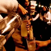 Los jóvenes bebieron menos alcohol durante la pandemia, pero los que tenían problemas con el consumo aumentaron la ingesta Los jóvenes bebieron menos alcohol durante la pandemia, pero los que tenían problemas con el consumo aumentaron la ingesta