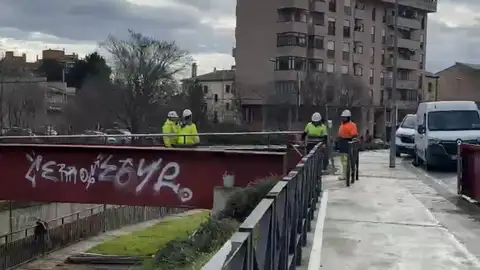 En marcha las obras de la pasarela del Isuela En marcha las obras de la pasarela del Isuela