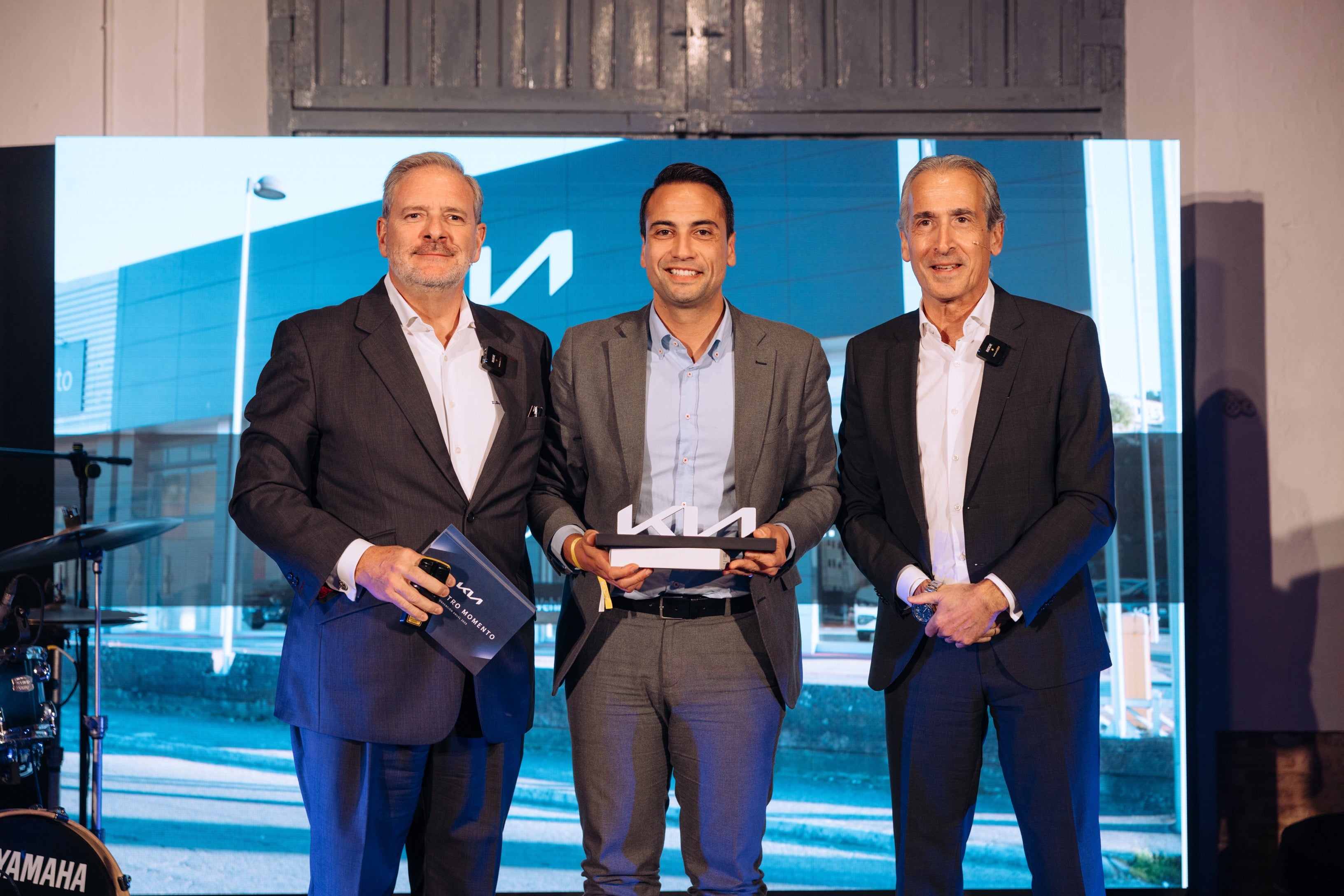KIA Blendio Santauto recibe el premio "PLATINUM PRESTIGE DEALER AWARD" KIA Blendio Santauto recibe el premio "PLATINUM PRESTIGE DEALER AWARD"