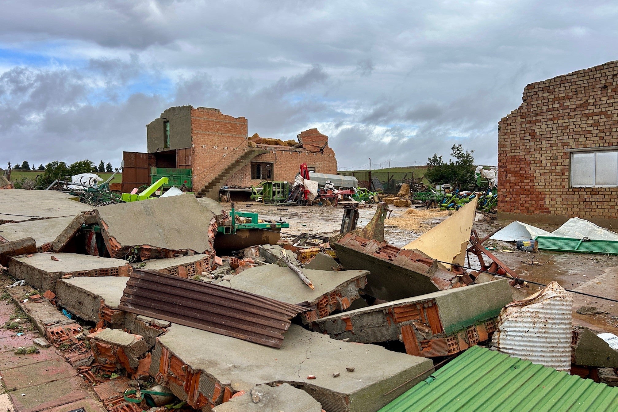 Torre de Juan Abad trabaja para remediar y cuantificar los daños provocados por el fuerte viento Torre de Juan Abad trabaja para remediar y cuantificar los daños provocados por el fuerte viento