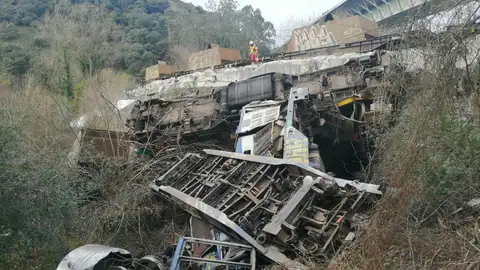 Herido el maquinista de un tren de mercancías al descarrilar en Pesúes Herido el maquinista de un tren de mercancías al descarrilar en Pesúes
