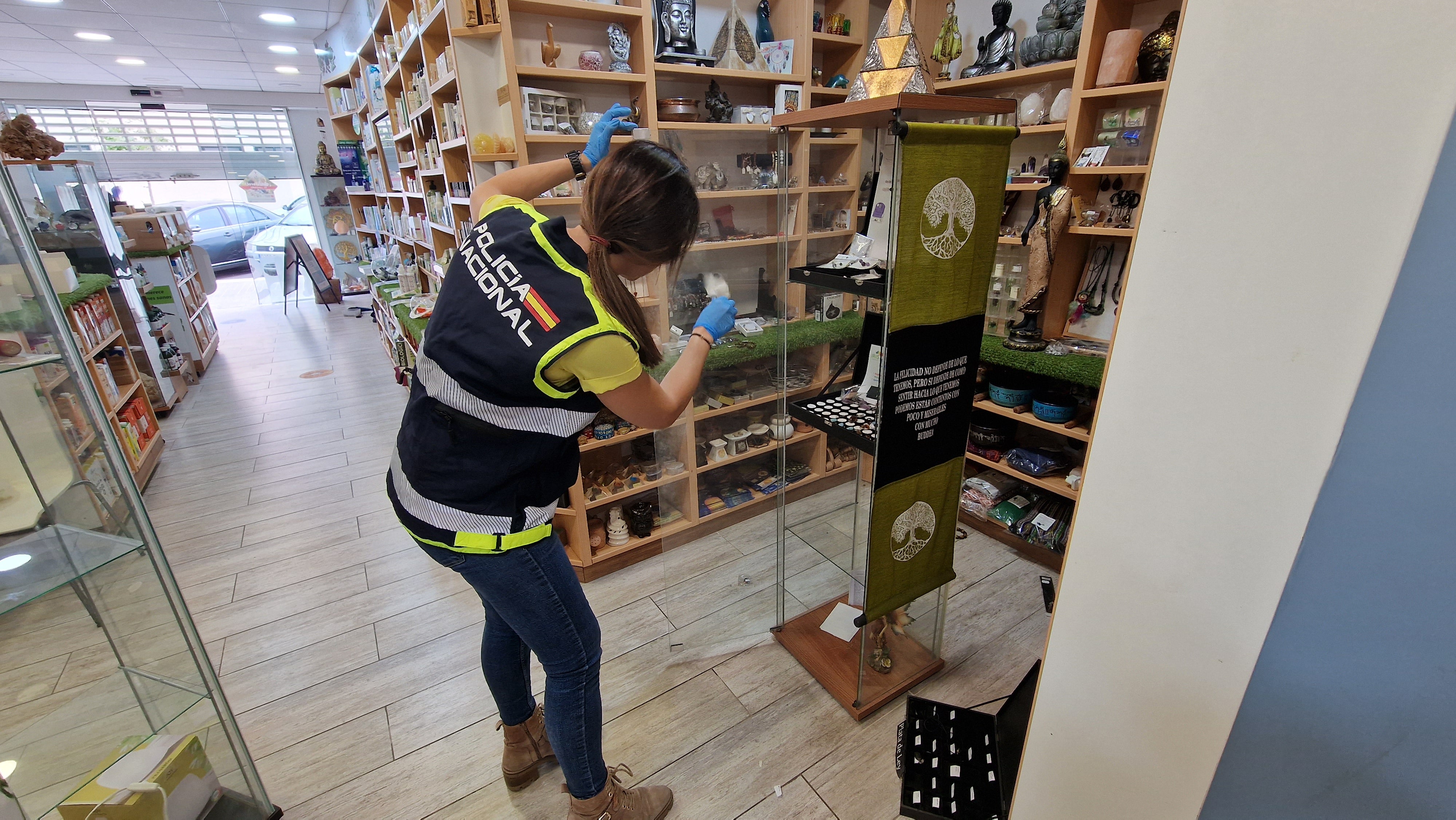 La Policía Nacional detiene en Elche a dos hombres por robar en once comercios en dos semanas La Policía Nacional detiene en Elche a dos hombres por robar en once comercios en dos semanas