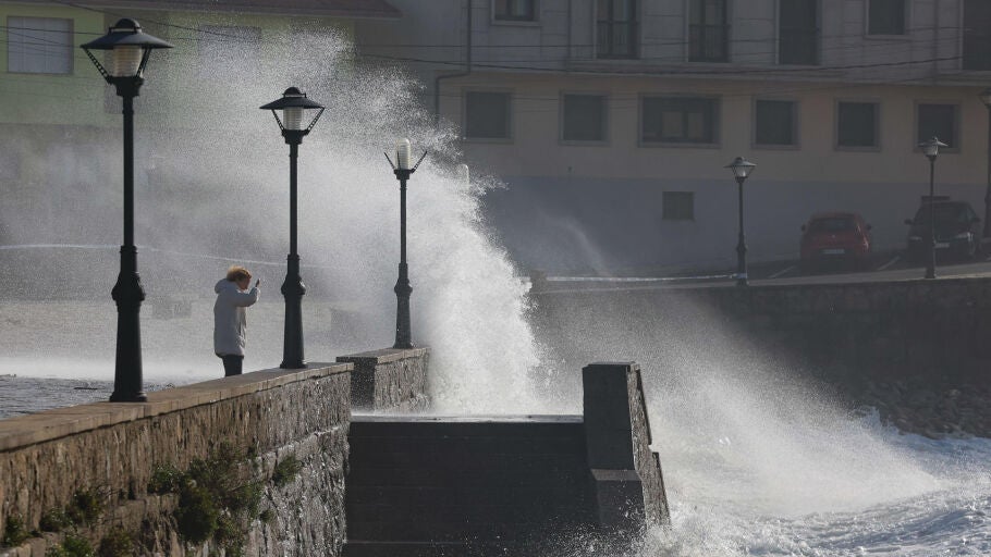 La influencia de la profunda borrasca Herminia mantiene a toda Espa&ntilde;a, salvo Navarra y las Canarias, en aviso por fuerte temporal.