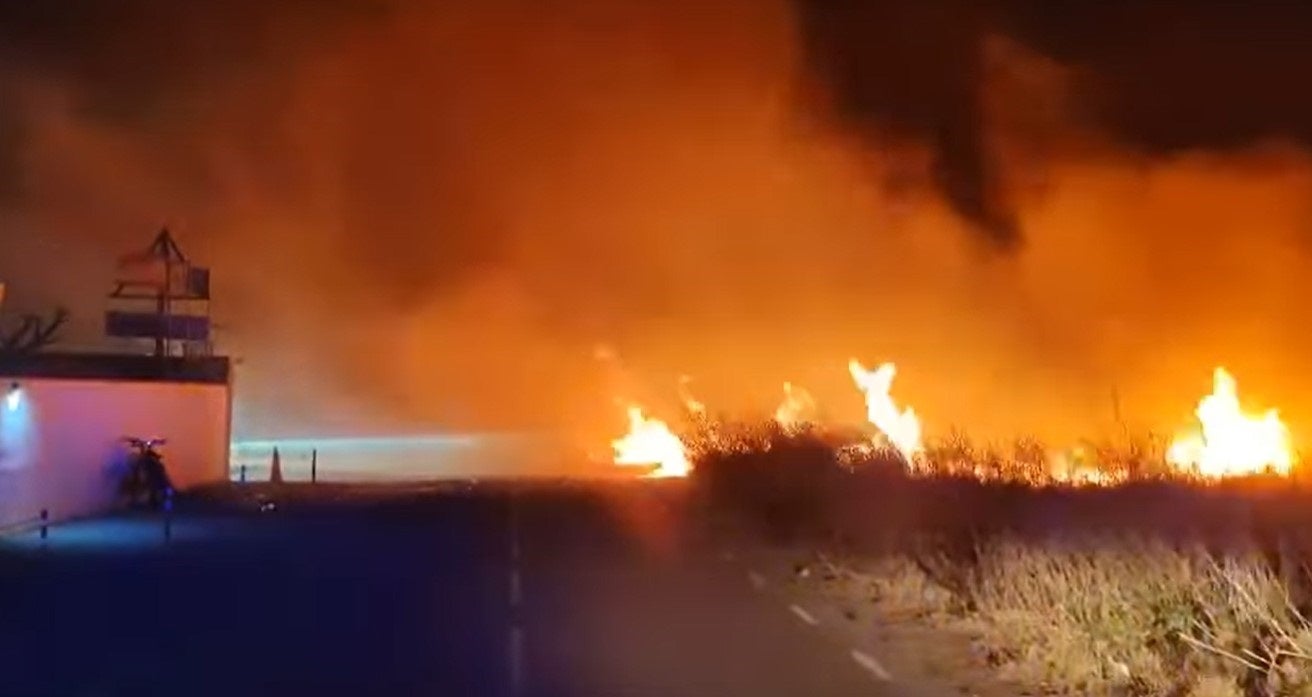Un incendio en la playa de Nules obliga a desalojar a 40 personas del camping de Moncofa Un incendio en la playa de Nules obliga a desalojar a 40 personas del camping de Moncofa