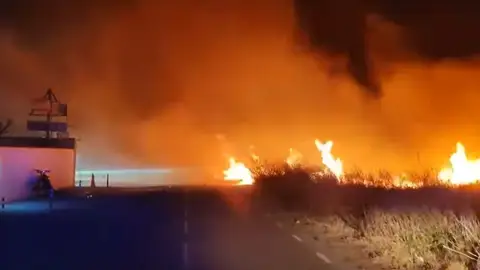 Un incendio en la playa de Nules obliga a desalojar a 40 personas del camping de Moncofa Un incendio en la playa de Nules obliga a desalojar a 40 personas del camping de Moncofa