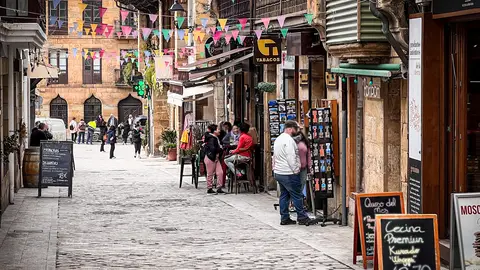 Comercio local en una calle de Comillas - Cantabria Comercio local en una calle de Comillas - Cantabria