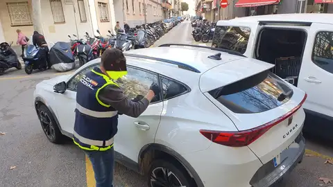 Vehículo intervenido por la Policía Nacional en la detención de un menor que había atracado un local en el Molinar con arma de fuego Vehículo intervenido por la Policía Nacional en la detención de un menor que había atracado un local en el Molinar con arma de fuego