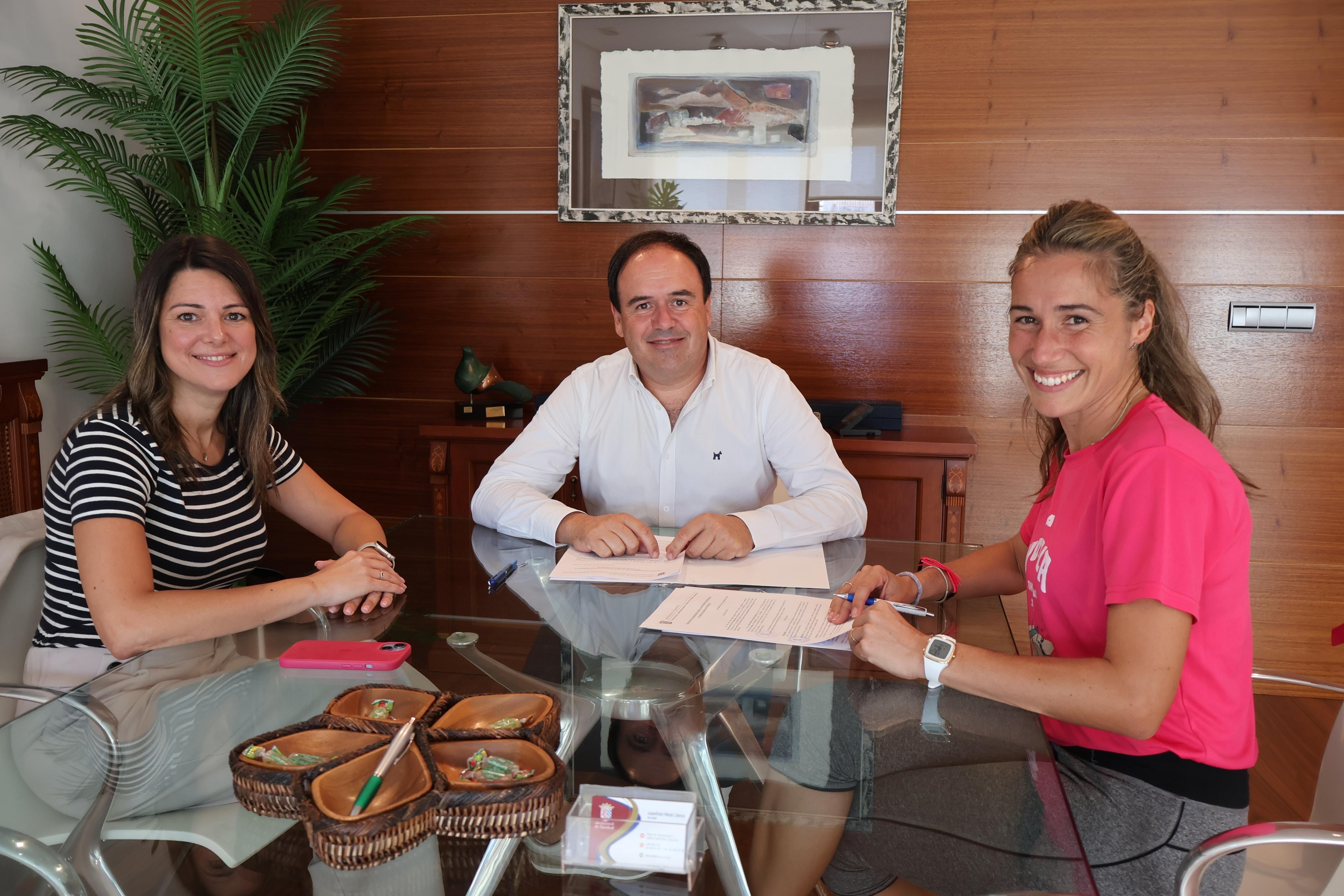Finestrat y el Club Voleibol renuevan su convenio de colaboración Finestrat y el Club Voleibol renuevan su convenio de colaboración