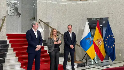Fernando Clavijo, presidente del Gobierno de Canarias, junto a Rosa Dávila, presidenta del Cabildo de Tenerife y Óscar Hernández, vicepresidente de la FECAM, en la sede de Presidencia de Las Palmas de Gran Canaria. Fernando Clavijo, presidente del Gobierno de Canarias, junto a Rosa Dávila, presidenta del Cabildo de Tenerife y Óscar Hernández, vicepresidente de la FECAM, en la sede de Presidencia de Las Palmas de Gran Canaria.