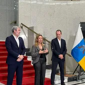 Fernando Clavijo, presidente del Gobierno de Canarias, junto a Rosa Dávila, presidenta del Cabildo de Tenerife y Óscar Hernández, vicepresidente de la FECAM, en la sede de Presidencia de Las Palmas de Gran Canaria. Fernando Clavijo, presidente del Gobierno de Canarias, junto a Rosa Dávila, presidenta del Cabildo de Tenerife y Óscar Hernández, vicepresidente de la FECAM, en la sede de Presidencia de Las Palmas de Gran Canaria.