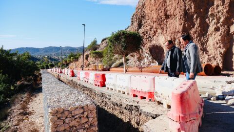 Obras en el camino al parking de Finestrat