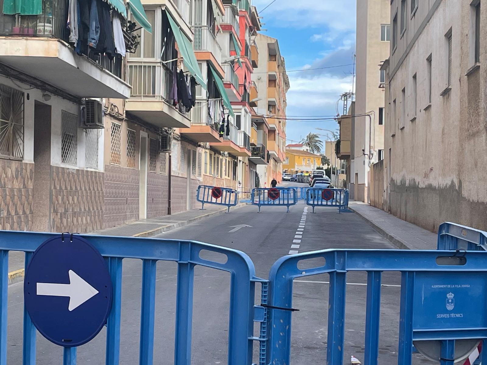 El Ayuntamiento de Villajoyosa mantendrá toda la semana cortado el Camí Vell de Valencia mientras se apuntala el edificio desalojado por riesgo de colapso El Ayuntamiento de Villajoyosa mantendrá toda la semana cortado el Camí Vell de Valencia mientras se apuntala el edificio desalojado por riesgo de colapso