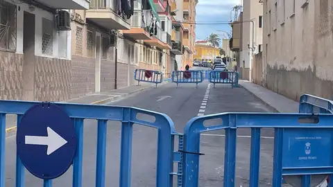 Calle acordonada por el estado del inmueble de Villajoyosa con riesgo de desplome Calle acordonada por el estado del inmueble de Villajoyosa con riesgo de desplome
