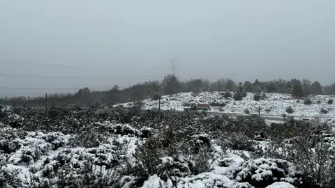 Una máquina quitanieves, en la autovía A-40 Una máquina quitanieves, en la autovía A-40