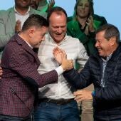 Imagen de la asamblea en donde Teodoro Sosa anuncia que se marcha de Nueva Canarias con otros líderes insulares de Gran Canaria 