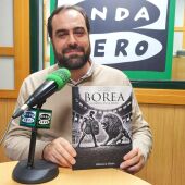 Raúl Ordás con su libro Borea, El Viento en la Arena