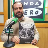 Raúl Ordás con su libro Borea, El Viento en la Arena Raúl Ordás con su libro Borea, El Viento en la Arena