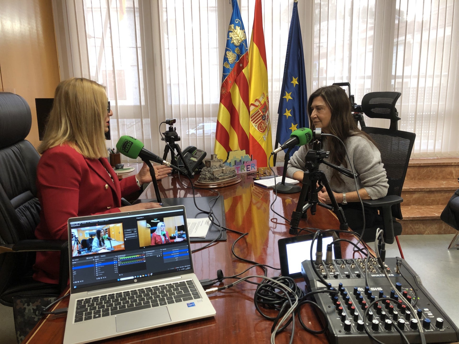 Irene Navarro: "Cuando se trata de atraer inversiones que mejoren nuestro municipio hay que dejar a un lado los colores políticos" Irene Navarro: "Cuando se trata de atraer inversiones que mejoren nuestro municipio hay que dejar a un lado los colores políticos"