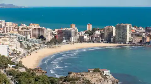 La Guardia Civil desmantela un grupo criminal dedicado al falso alquiler vacacional en Oropesa del Mar La Guardia Civil desmantela un grupo criminal dedicado al falso alquiler vacacional en Oropesa del Mar