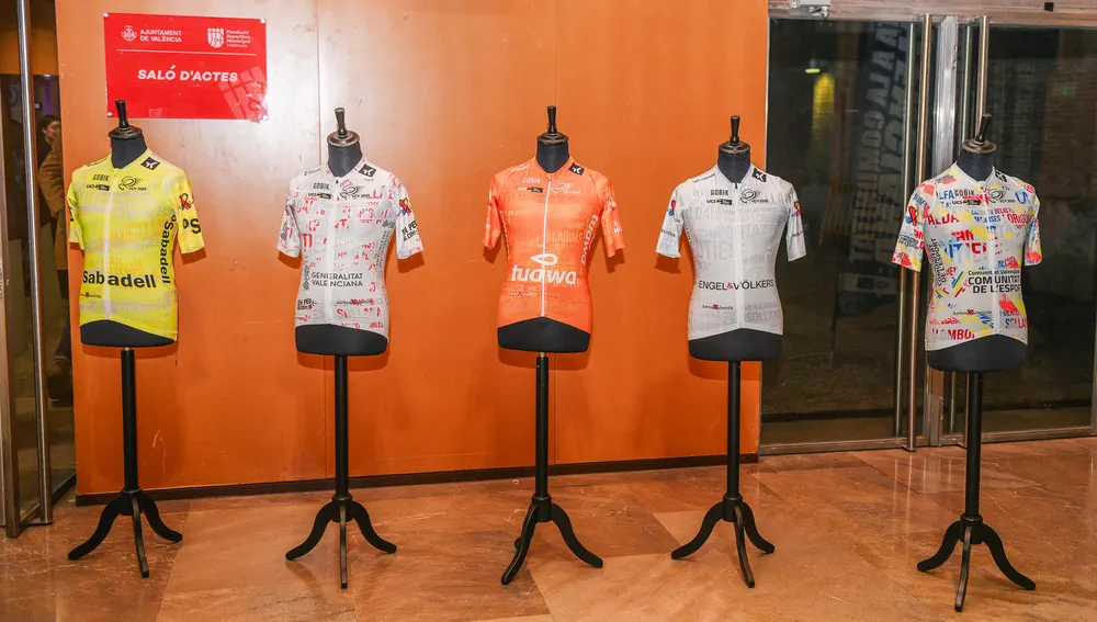 Los maillots, con los nombres de las poblaciones dana, en una imagen difundida por la organización. Los maillots, con los nombres de las poblaciones dana, en una imagen difundida por la organización.