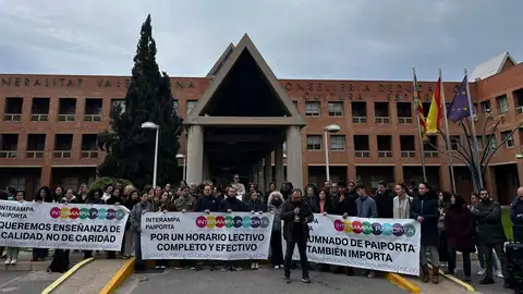 Las AMPAS de los tres centros afectados se han concentrado a las puertas de la Consellería de Educación Las AMPAS de los tres centros afectados se han concentrado a las puertas de la Consellería de Educación