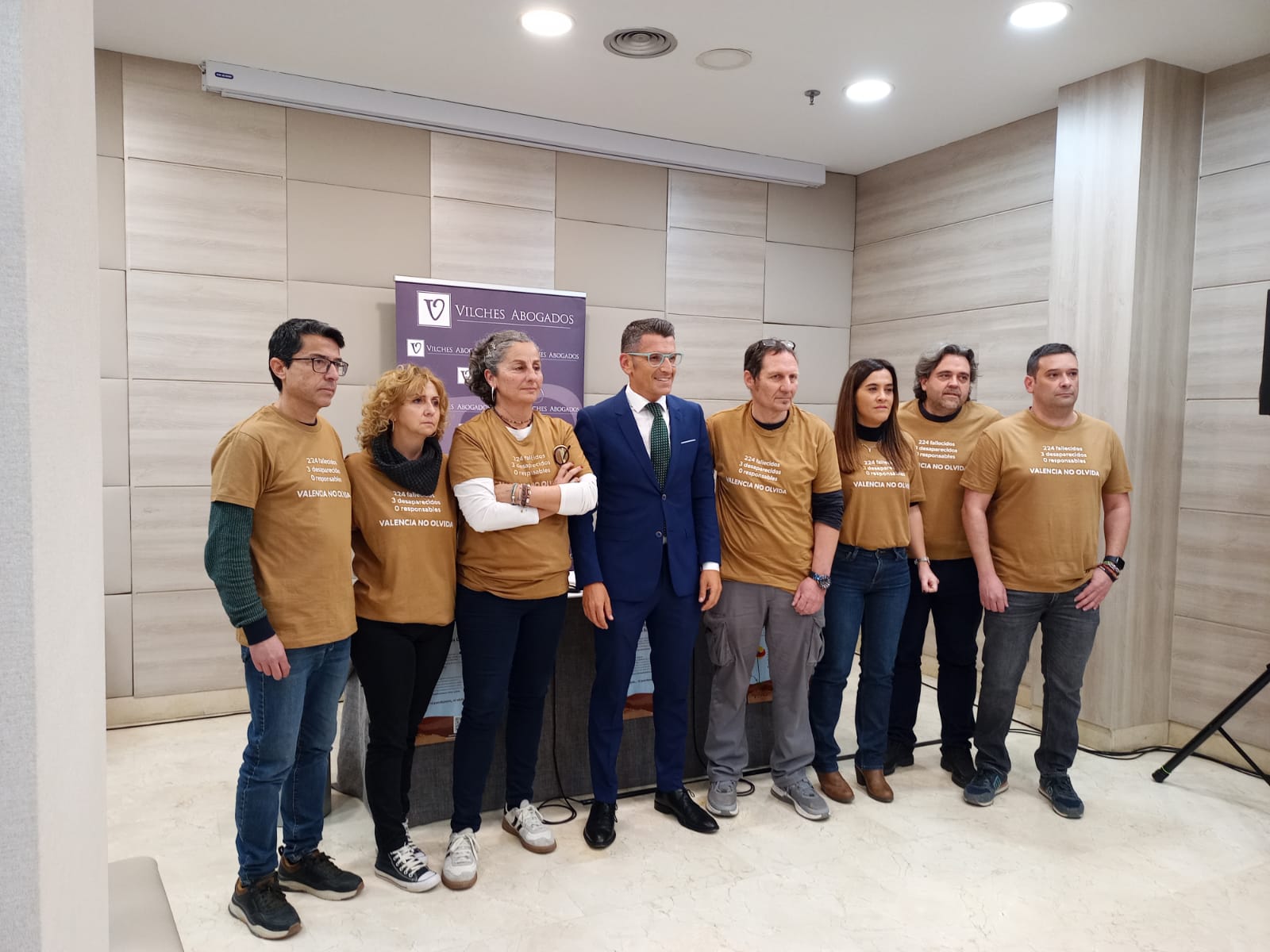 Un centenar de afectados por la DANA presentan una querella contra cinco miembros del gobierno de Mazón Un centenar de afectados por la DANA presentan una querella contra cinco miembros del gobierno de Mazón