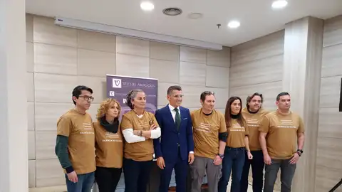 Miembros de la Asociación de afectados junto al responsable del bufete de acogados que ha redactado la querella Miembros de la Asociación de afectados junto al responsable del bufete de acogados que ha redactado la querella
