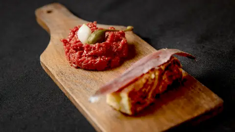 El mejor steak tartar de España se sirve en la sala de este restaurante madrileño El steak tartar del madrileño La Tasquita de Enfrente ha ganado el I Campeonato Nacional de Steak Tartar