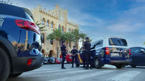 Agentes de la Policía Nacional en la plaza del Born de Ciutadella. Agentes de la Policía Nacional en la plaza del Born de Ciutadella.