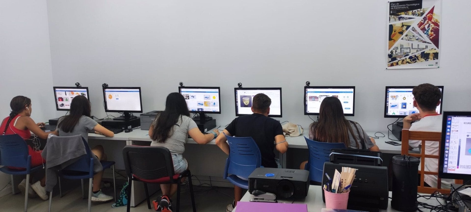 Más de 25.000 personas mejoraron sus competencias digitales con Espacios Digitalex durante el año 2024 Más de 25.000 personas mejoraron sus competencias digitales con Espacios Digitalex durante el año 2024