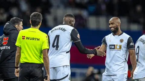 Mouctar Diakhaby: "Los entrenos están bien, pero lo que te dice la verdad es cuando te enfrentas a otro equipo de La Liga" Mouctar Diakhaby: "Los entrenos están bien, pero lo que te dice la verdad es cuando te enfrentas a otro equipo de La Liga"