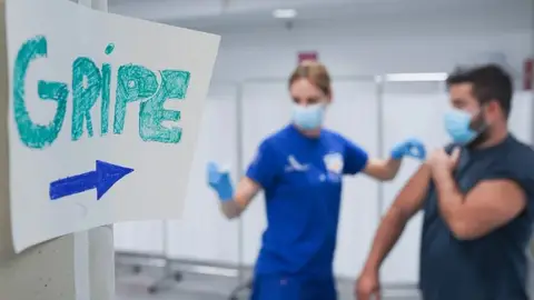 Archivo. Una persona se vacuna con la tercera dosis Covid y la vacuna de la gripe. Archivo. Una persona se vacuna con la tercera dosis Covid y la vacuna de la gripe.