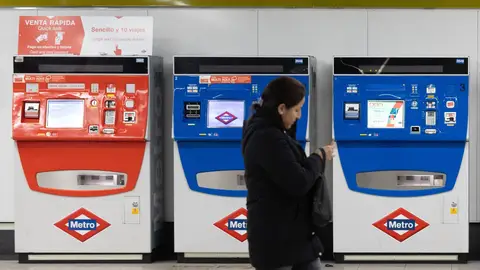 Varias personas compran billetes en una estación de Metro de Madrid. Varias personas compran billetes en una estación de Metro de Madrid.