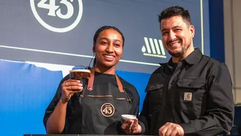 Kûmo, el mejor Carajillo 43 de España en 2025: así lo elaboran en el restaurante japonés Kappo Laura Paulino y Mario Payán, del restaurante ‘Kappo, con el cóctel Kûmo