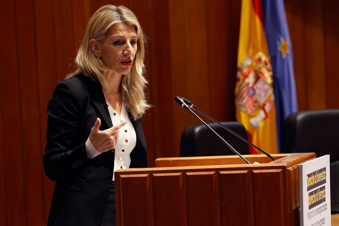 Trabajo acuerda con los sindicatos subir el salario mínimo interprofesional 50 euros más al mes: así queda la cuantía Trabajo acuerda con los sindicatos subir el salario mínimo interprofesional 50 euros más al mes: así queda la cuantía