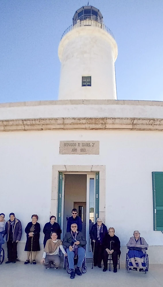 Los mayores de la residencia des Brolls pudieron disfrutar con una salida al Far de la Mola Los mayores de la residencia des Brolls pudieron disfrutar con una salida al Far de la Mola