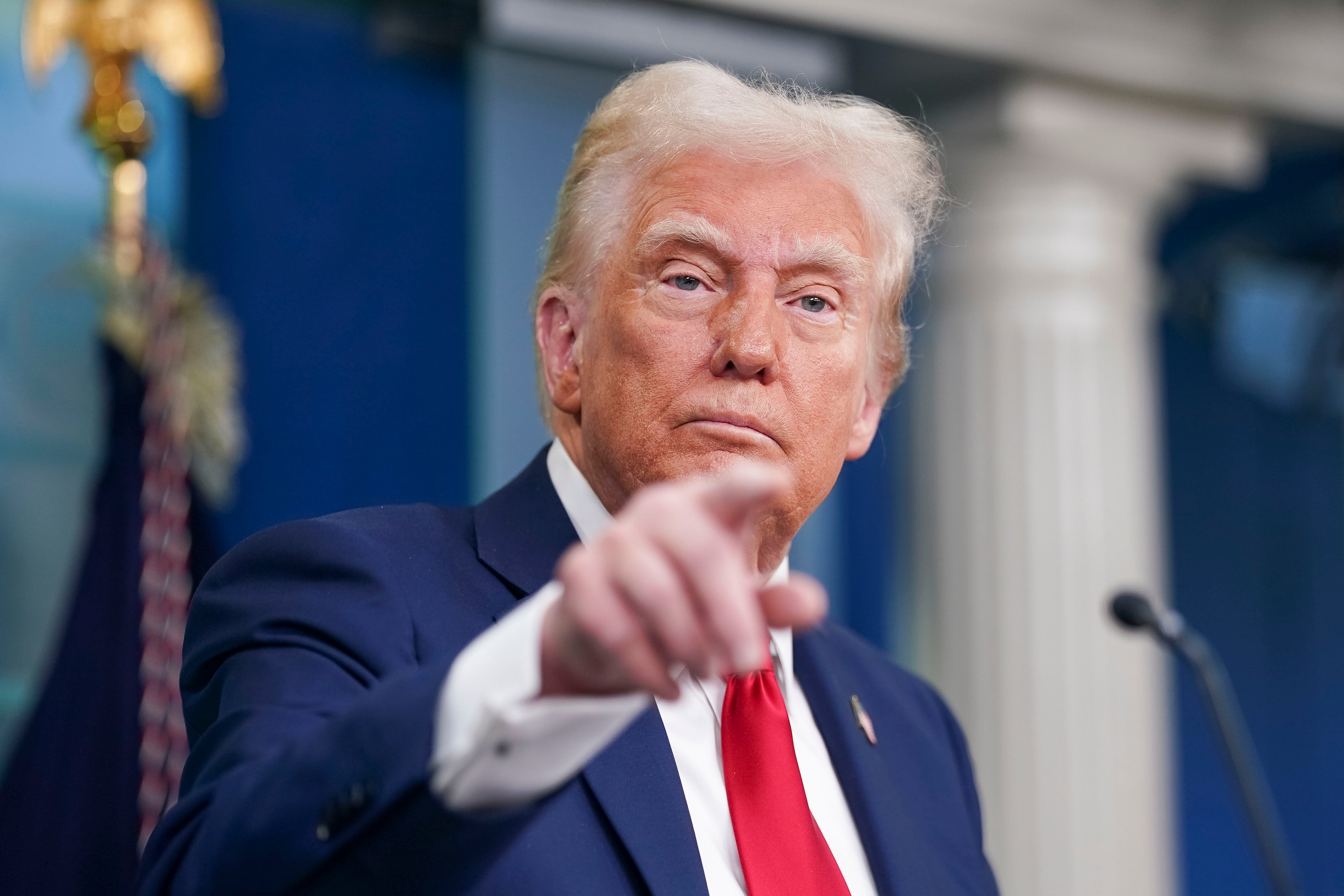 Trump culpa a Obama y Biden del accidente aéreo por contratar "trabajadores con discapacidades intelectuales severas" Trump culpa a Obama y Biden del accidente aéreo por contratar "trabajadores con discapacidades intelectuales severas"