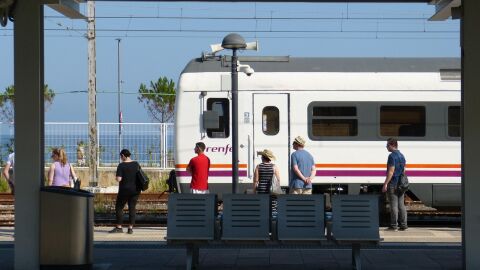 Diversos usuaris fent cua per poder pujar a un tren de Rodalies