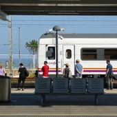 Diversos usuaris fent cua per poder pujar a un tren de Rodalies Diversos usuaris fent cua per poder pujar a un tren de Rodalies