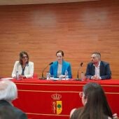 La portavoz de CC en el Ayuntamiento de Arona, Clari Pérez, la alcaldesa, Fátima Lemes, y el concejal de Vox, Naim Yánez, en la presentación del nuevo pacto de gobierno