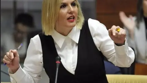 La consejera de Hacienda insta a Vox a "volver a lo que le han pedido sus votantes" La consejera de Hacienda insta a Vox a "volver a lo que le han pedido sus votantes"