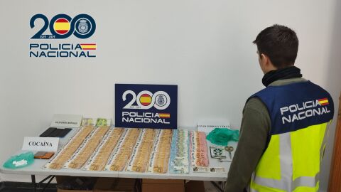 Droga y dinero intervenida por la Polic&iacute;a Nacional en la vivienda de Elda.