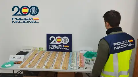 Droga y dinero intervenida por la Policía Nacional en la vivienda de Elda. Droga y dinero intervenida por la Policía Nacional en la vivienda de Elda.