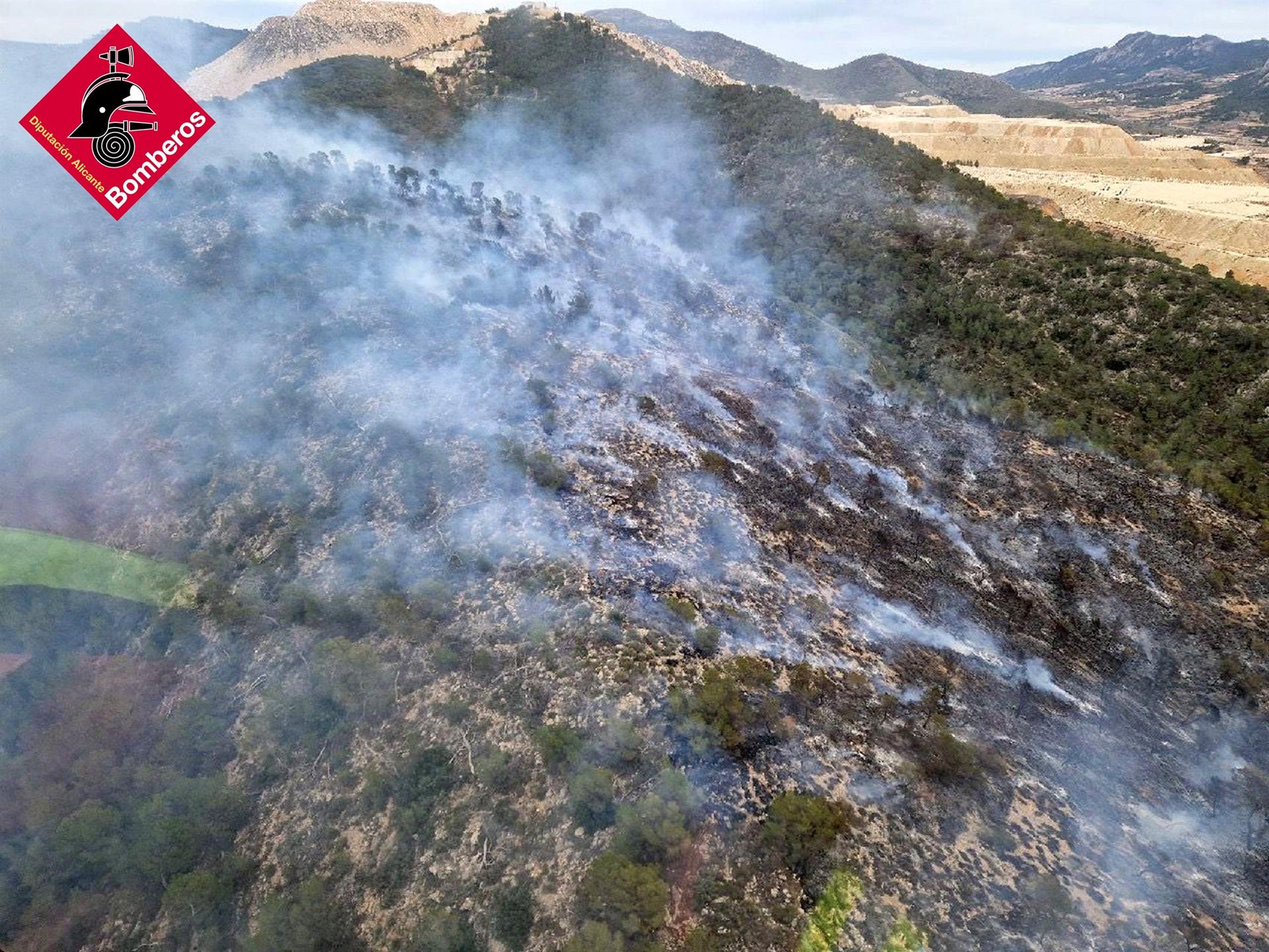 El incendio forestal en Algueña calcina ocho hectáreas de superficie El incendio forestal en Algueña calcina ocho hectáreas de superficie