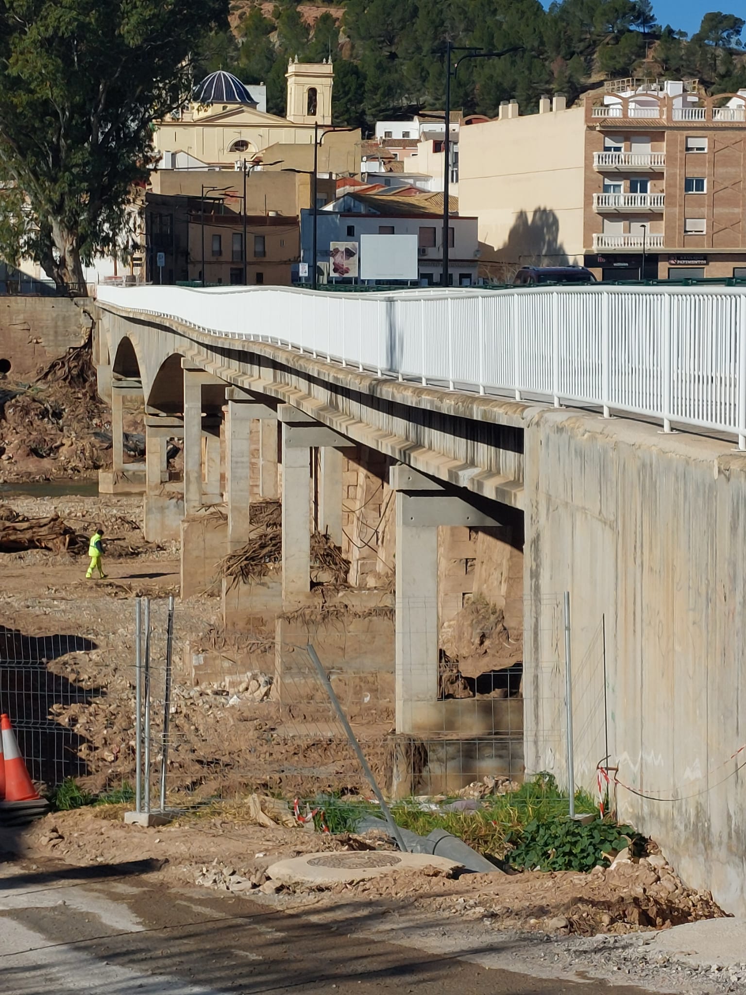 Los desperfectos causados por la Dana obligan a derribar la pasarela que une Real y Montroi Los desperfectos causados por la Dana obligan a derribar la pasarela que une Real y Montroi