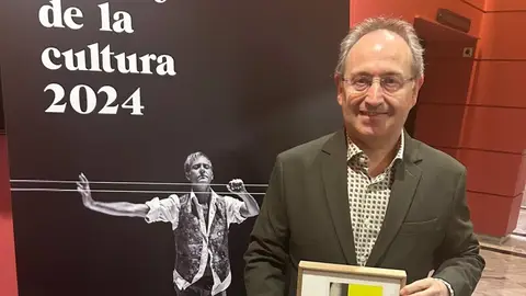 El director del Festival de Mérida, Jesús Cimarro, con el premio cultural al certamen 2024 El director del Festival de Mérida, Jesús Cimarro, con el premio cultural al certamen 2024