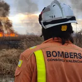 Un bombero, ante el incendio forestal de La Marjal dels Moros de Sagunto Un bombero, ante el incendio forestal de La Marjal dels Moros de Sagunto