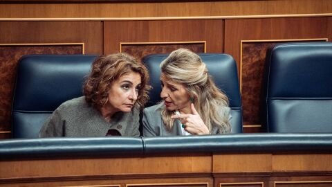 Mar&iacute;a Jes&uacute;s Montero y Yolanda D&iacute;az, en el Congreso de los Diputados.
