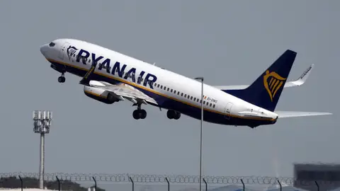 Ryanair pagará un plus a su personal cada vez que detecten una maleta de mano que incumpla las medidas