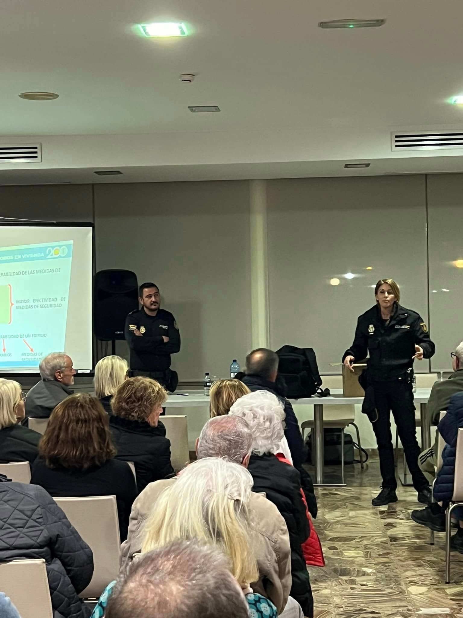 La Policía Nacional ofrece a los vecinos de Playa de San Juan recomendaciones para prevenir robos en sus viviendas La Policía Nacional ofrece a los vecinos de Playa de San Juan recomendaciones para prevenir robos en sus viviendas